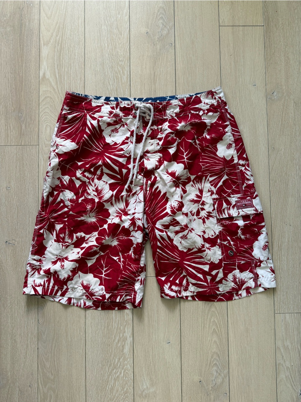 Tommy Hilfiger Hibiscus Print Premium Swim Trunks in Red & White Y2K Men’s L